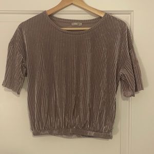 Light grey brownish top